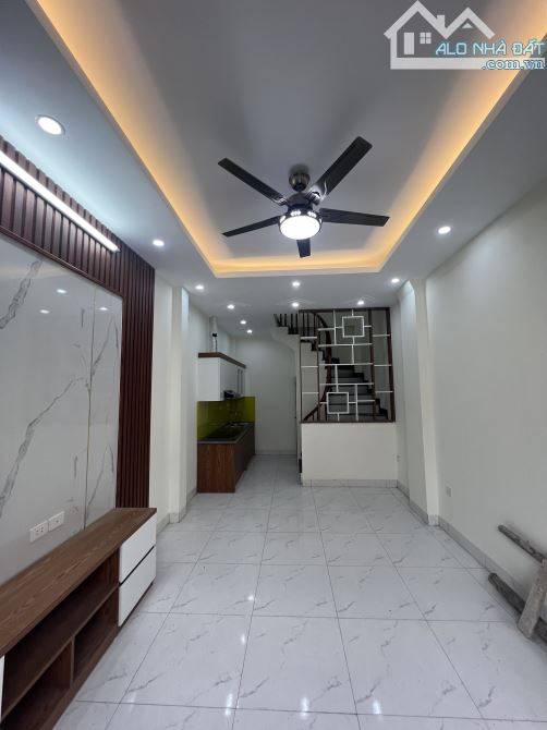Ngõ thoáng, ngay sát Chợ, Nhà Văn Hóa. Gần Ngã Tư Lê Trọng Tấn - Tố Hữu. Giá nhỉnh 5 tỷ - 6