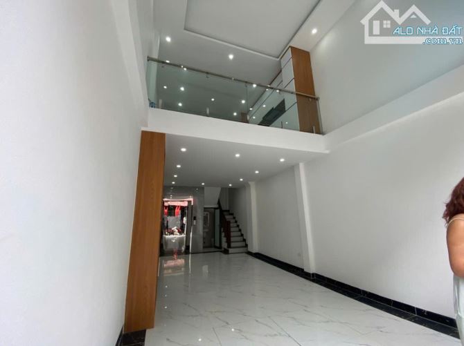 HIẾM, RẺ, ĐẸP, BÁN NHÀ 50M 6 TẦNG, GARA, THANG MÁY, LÔ GÓC, GIANG BIÊN, CHỈ  HƠN 9 T - 9