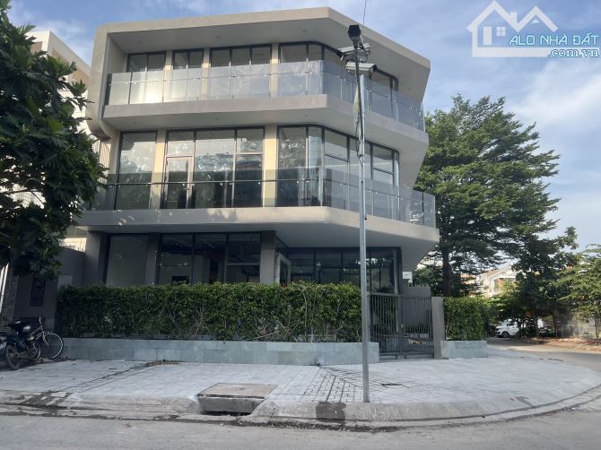 BÁN GÓC 2 MẶT TIỀN ĐƯỜNG NGUYỄN QUÝ CẢNH Q.2 GIÁ 65 TỶ