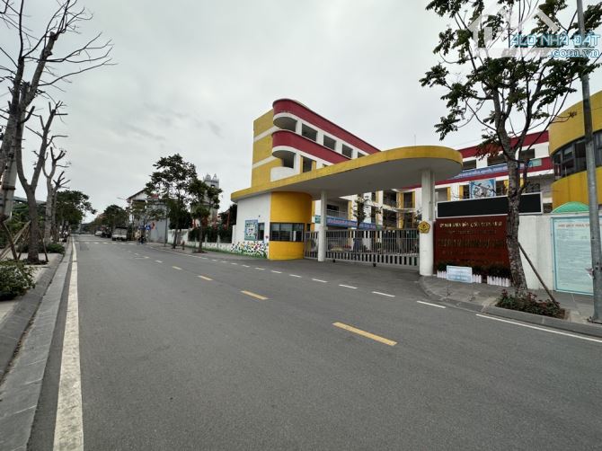 Bán đất Cự Khối, Ô Tô tránh, Kinh Doanh, lô góc, 305 m2, mặt tiền15 m, giá chỉ 38 tỷ