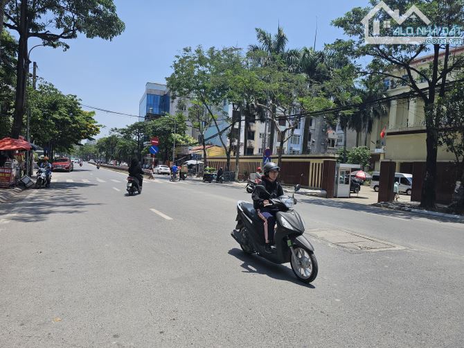 BÁN ĐẤT TẶNG NHÀ PHỐ LẠC LONG QUÂN TÂY HỒ 18 TỶ 100M2  4T MT 5M Ô TÔ ĐỖ CỬA  KINH DOANH TÔ