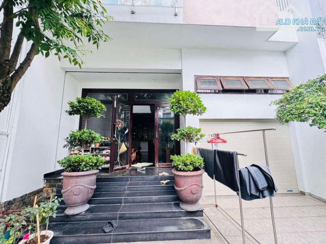 Biệt thự gần nhà ga T3 Văn Chung P.13 Tân Bình 7.2 x 21 giá 24.3 tỷ