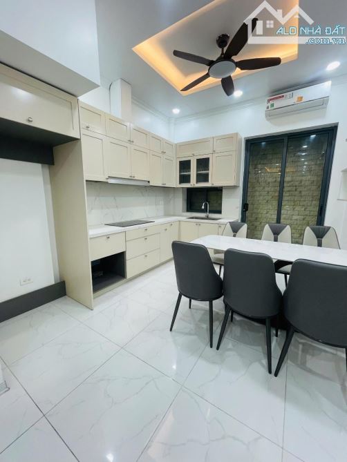 NHÀ MỚI ĐẸP - OTO ĐỖ CỬA - PHỐ NGỌC LÂM THÔNG TỨ TUNG - KINH DOANH ĐỈNH -  TẶNG NỘI THẤT