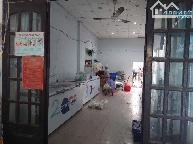 BÁN ĐẤT TẶNG NHÀ C4, DT 241M² (NGANG 8M), GIÁ TỐT, GẦN TRƯỜNG HOA LƯ