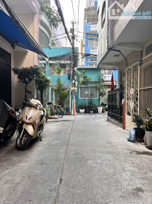 Bán Nhà Nguyễn Đình Chiểu, Quận 3 - Hẻm Xe Hơi, 41m², 2 Lầu, Sân Thượng, Nội Thất Cao Cấp