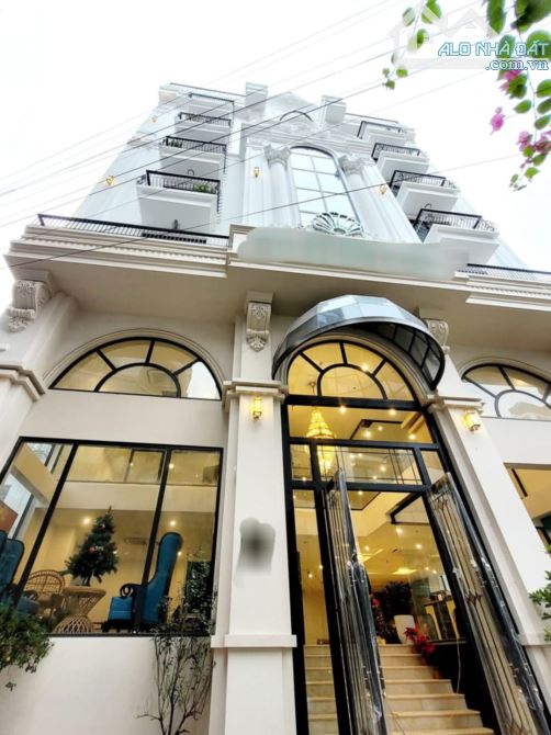 Bán tòa nhà 16 tầng view hồ Trúc Bạch, Hồ Tây, cho thuê 400tr/tháng, chỉ 260 tỷ.
