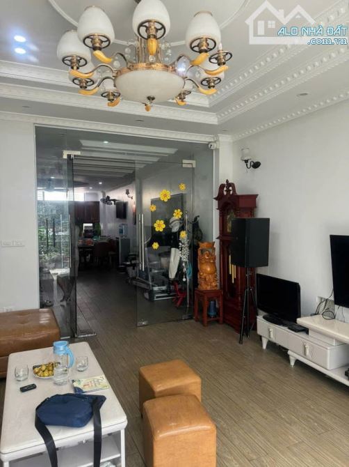 Hiếm nhà đẹp 5 tầng mặt phố Chiến Thắng, 82m2, MT 4.9m, 2 mặt tiền, thang máy, KD sầm uất