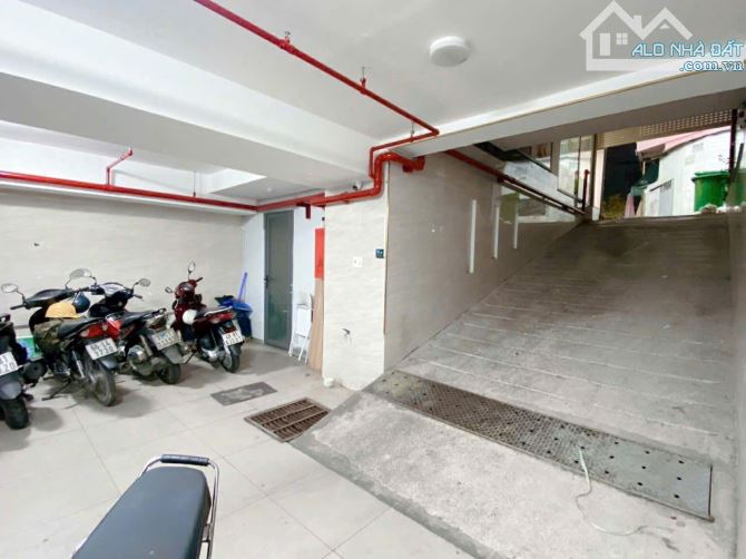 Tòa nhà CHDV Hoàng Hoa Thám 8m x 23m,hầm,thang máy,26 phòng cao cấp,khoán 130tr/th