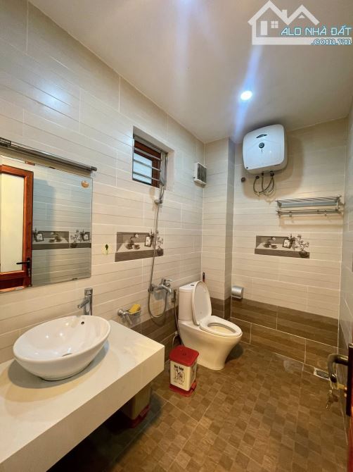 264 Nguyễn Trãi - Lô góc, 3 thoáng, ngõ ô tô, cổng trường ĐH - 95m2, 5 tầng TM - 24.5tỷ.