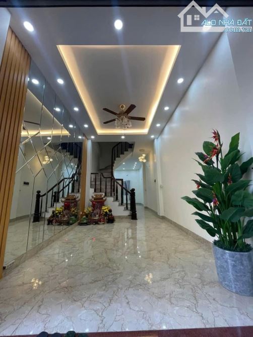 Phố 8.3 cách 1 nhà ra mặt phố 41m 5 tầng, ô tô đỗ cửa