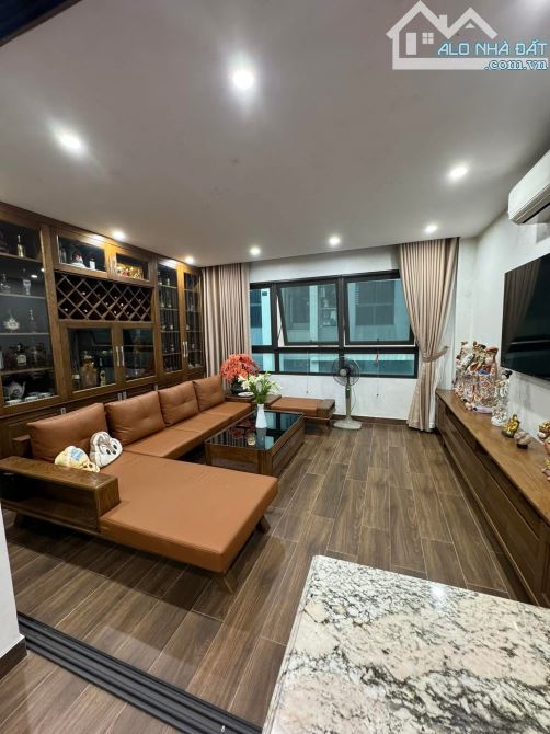 CẦU GIẤY 8 TẦNG THANG MÁY Ô TÔ VÀO NHÀ 65m MT5m GIÁ 24 Ty5 - 10