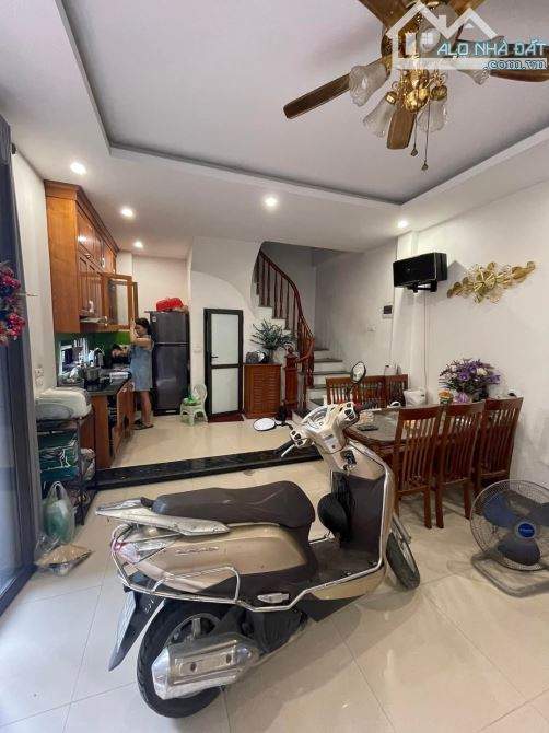 BÁN NHÀ LÔ GÓC PHÚC LỢI LONG BIÊN 5.3 TỶ 39 m 5 tầng ngõ rộng Kinh Doanh gần Việt Hưng - 1