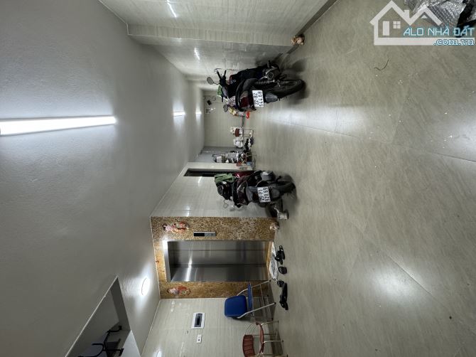 BÁN NHÀ CẦU GIẤY CÁCH MẶT PHỐ 1 NHÀ Ô TÔ ĐỖ CỬA - XÂY MỚI 8T THANG MÁY 2 THOÁNG VĨNH VIỄN - 1