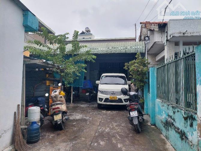 BÁN ĐẤT TẶNG NHÀ C4, DT 241M² (NGANG 8M), GIÁ TỐT, GẦN TRƯỜNG HOA LƯ - 1