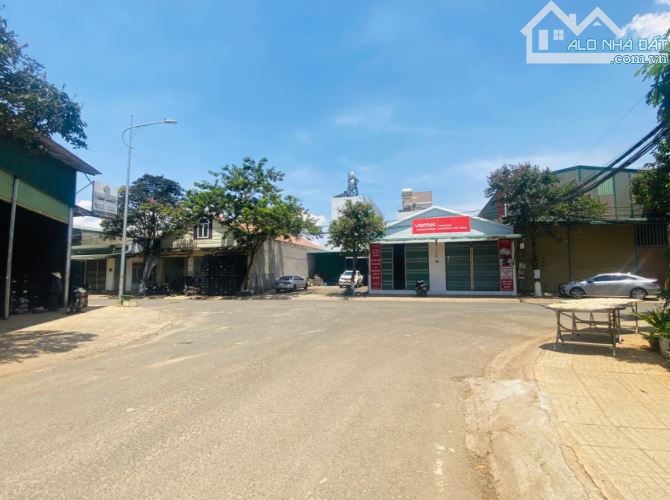 Bán kho Gần chợ đầu mối đức trọng dt 10x25m full đất ở giá 6,8ty Kinh doanh - 1