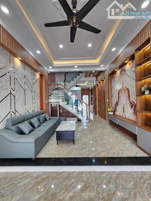 Kẹt Tiền Bán Nhà TP Dĩ An ,DT:76m2,4Tầng, 4x19 giá 6,5tỷ - 2