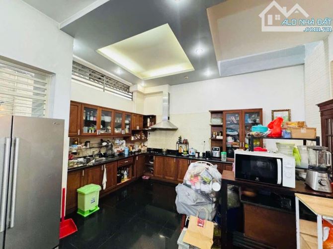 Biệt thự gần nhà ga T3 Văn Chung P.13 Tân Bình 7.2 x 21 giá 24.3 tỷ - 2