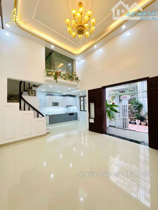 Nhà Chợ Hàng Cũ vị trí cực nông, 48m 3 tầng, sân cổng riêng, Giá 3.45 tỉ - 2