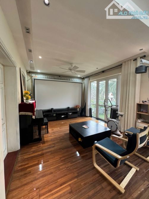 BIỆT THỰ VIP - VIEW VƯỜN HOA - VỈA HÈ OTO TRÁNH - ĐẲNG CẤP SỐNG - BẢO VỆ 24/24 - 8