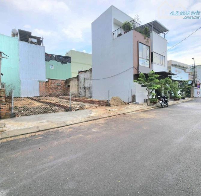 Đại Hạ Giá-Đất 2 mặt tiền,gần bên Nguyễn thị Minh Khai-TT Ma Lâm-Hàm Thuận Bắc-DT 420m2TC