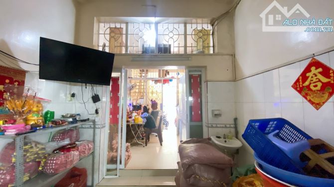 NHÀ 2 MẶT TIỀN TRƯỚC, SAU – XE HƠI NGỦ TRONG NHÀ – HẺM THÔNG KHẮP NGẢ – GIÁP QUẬN 1