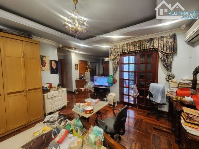 Bán nhà phân lô, ô tô tránh, cách phố 1 nhà, Đặng Thùy Trâm, Cầu Giấy 5 tầng 22 tỷ