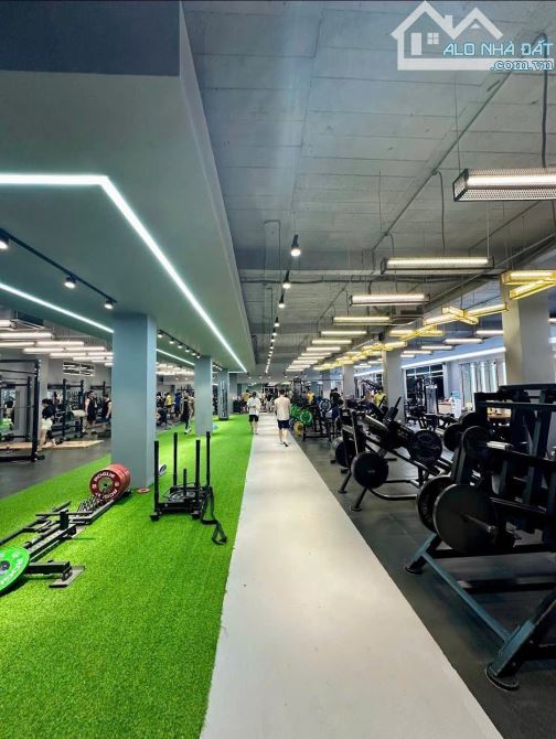 cho thuê hơn 800m2 tầng 2 toà nhà dịch vụ. Làm mọi mô hình.