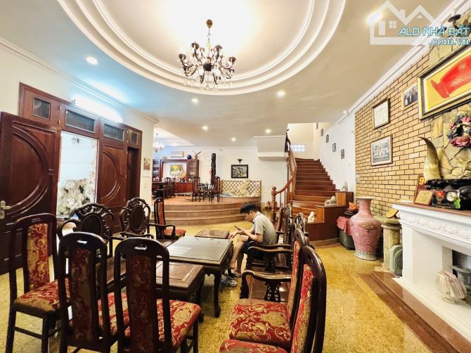 (HIẾM) Biệt Thự Dịch Vọng, Cầu Giấy, 271m2, 4 tầng, mt 17m, giá 72 tỷ