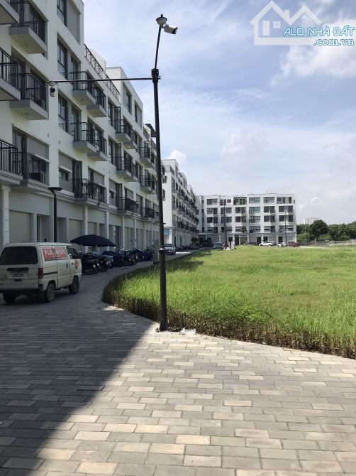 Bán đất phân lô cụm CN Đông La Yên Nghĩa Hà Đông, DT 120m xây 96m x 5T, mt 8m giá 75 tr/m2