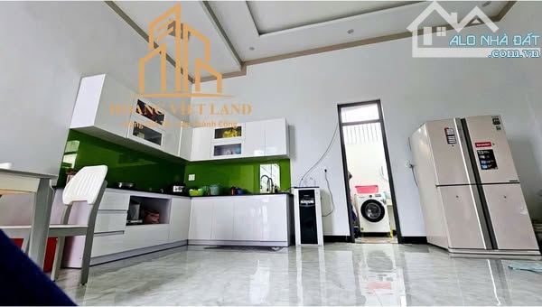 Nhà đẹp - cách sân bay chỉ 150m - DT:6,5m x 25m - giá:3,35 tỷ