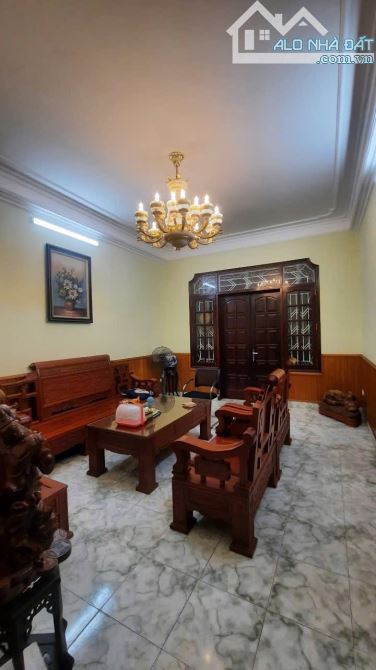 Mặt phố Hoàng Quốc Việt 70 tỷ, 83m2, xây 6 tầng, mặt tiền 4,2m.