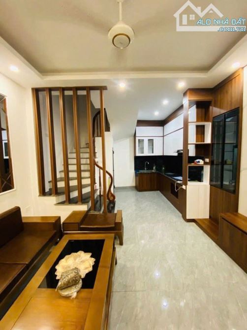 TRUNG TÂM PHỐ ĐÀM QUANG TRUNG - LONG BIÊN - 40M2 - 5 PHÒNG NGỦ - DÂN XÂY CHẮC CHẮN - GIÁ