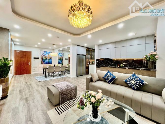 Bán nhà hiếm Trần Quang Diệu Đống Đa phân lô ngõ thông ô tô tránh, mặt tiền khủng,khu víp,