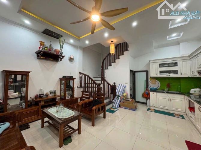 SIÊU RẺ BÁN NHÀ HỒNG TIẾN -BỒ ĐỂ - 41M- 6TỶ75- NGÕ Ô TÔ - GẦN PHỐ -VỊ TRÍ HIẾM - 1