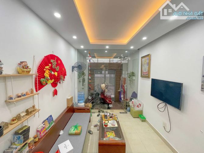 TRUNG TÂM CẦU GIẤY. PHÂN LÔ. VỊ TRÍ VÀNG. Ở. CHO THUÊ. LÀM VĂN PHÒNG. 50 M2. GIÁ 23 TỶ - 1