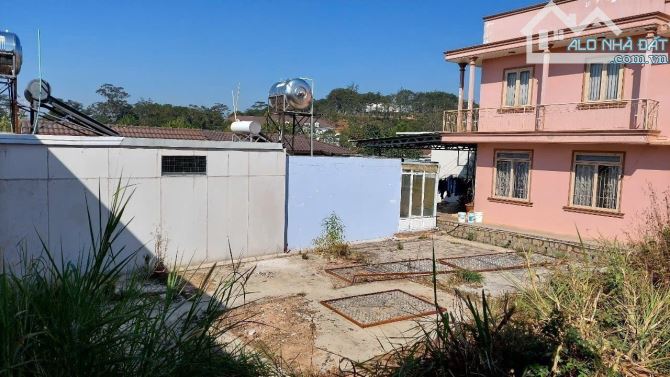 Giarm kịch sàn đất Biệt thự - đường nhựa -  view thông P7 Đà lạt  -500m2 - 28tr/m - 3