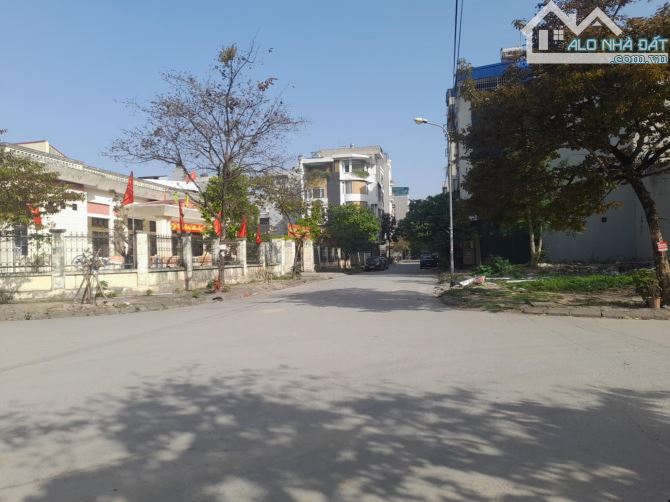 NHÀ YÊN NGHĨA PHÂN LÔ VỈA HÈ ĐƯỜNG 3ÔTÔ TRÁNH - 3