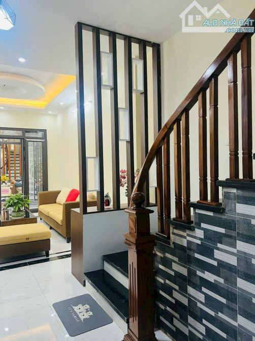 BÁN NHÀ PHỐ Thạch Bàn Long Biên 5 TỶ 35 m 5 tầng, MT 4m gần AEON và cầu Vĩnh Tuy - 4