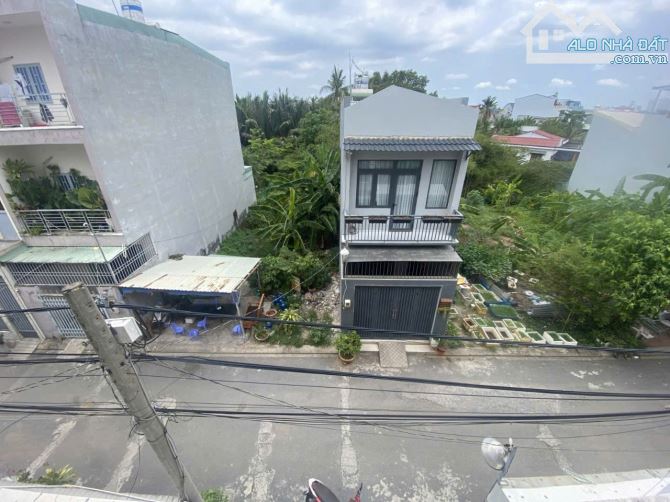 NHÀ ĐẸP 3 TẦNG - XE HƠI ĐẬU CỬA - NGAY UBND LONG TRƯỜNG - CHỈ 4.6T.Ỷ. - 5