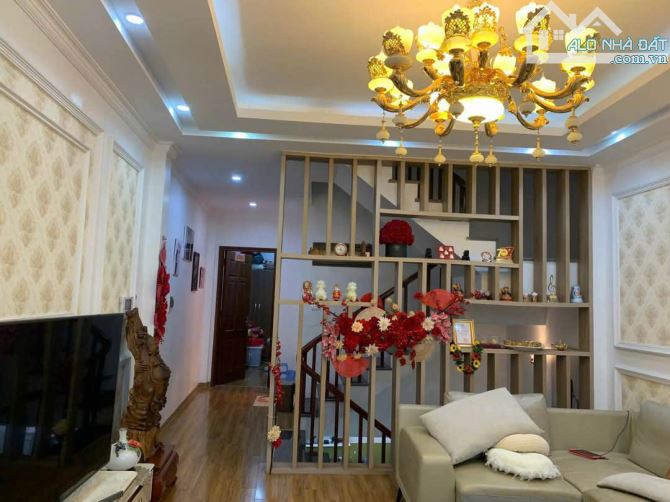 ƯM!!! Nhà nở hậu , yên tĩnh , gần hồ + bãi đỗ Bồ Đề , Long Biên HN