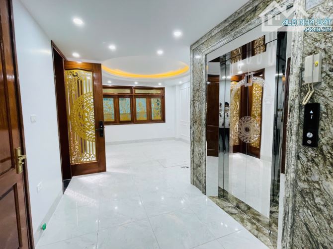 Nhà đẹp Lô góc, mặt đường Kinh doanh, gần vành đai 3.5, 6 tầng thang máy.
