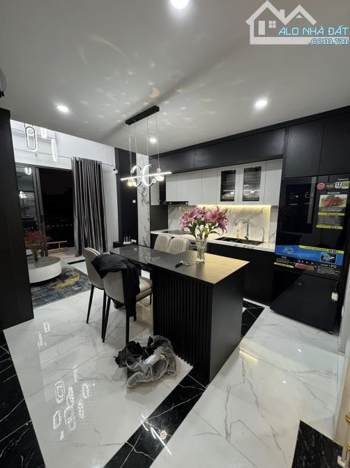 Mặt ngõ Phố Nguyễn Cao HBT Lô góc, kinh doanh ô tô đỗ cửa 39m2x5 tầng thang máy ở ngay.