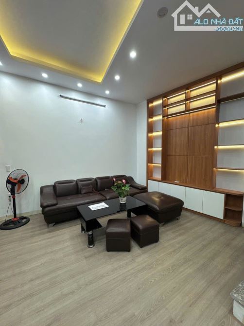 DÂN XÂY CHẮC CHẮN -BÁN GẤP NHÀ PHỐ TRẠM 40M2- Ô TÔ ĐỖ CỔNG - FULL NỘI THẤT 6.X TỶ