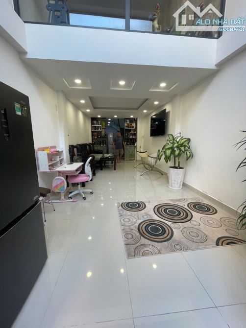Bán nhà 5 Tầng , Đường Nguyễn Thần Hiến, Q4 . 6.9 Tỏi