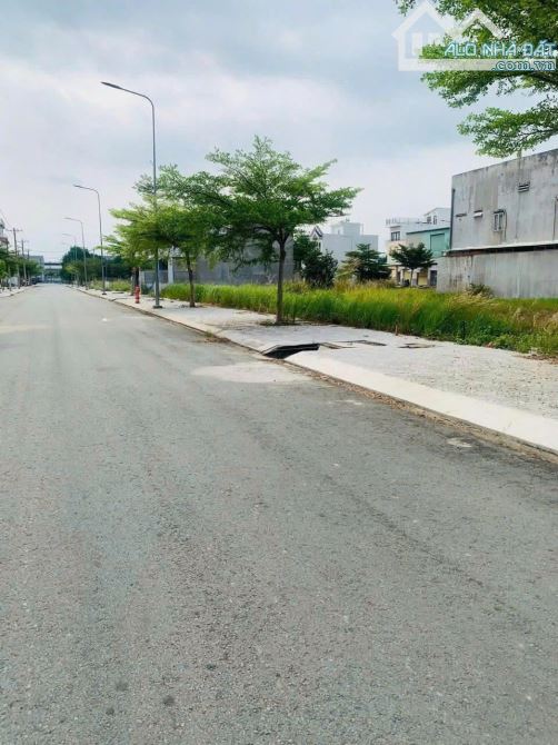 CHỦ KẸT VỐN CẦN BÁN NHANH LÔ ĐẤT GẦN SÂN BAY LONG THÀNH,GIÁ 800TR, SỔ HỒNG CÓ SẴN