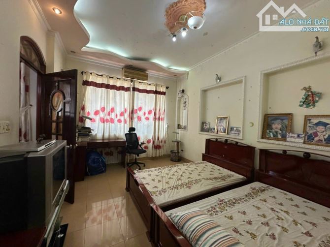 Bán nhà đường Huỳnh Tấn Phát Quận 7 100m2 trệt 3 lầu tum giá 15,1 tỷ