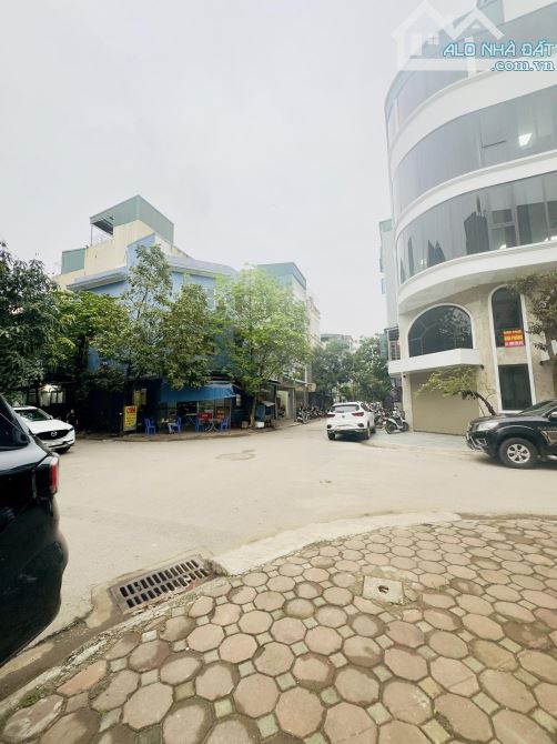 BÁN NHÀ TÂY NAM LINH ĐÀM . PHÂN LÔ VỈA HÈ . 18 TỶ. NHÀ 2 TẦNG . MT 5 M