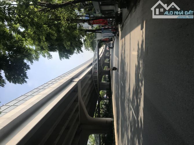 Chỉ 26 Tỷ Hơn ! Bán Nhà Mặt Phố Phạm Văn Đồng,Cầu Giấy- Vỉa Hè  Đá Bóng - KD - 70M2 -5M MT