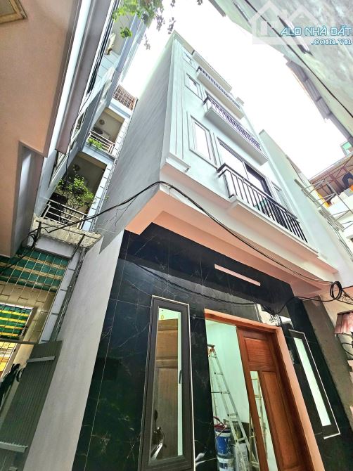 NGÔI NHÀ (ĐANG HOT NHẤT LÚC NÀY)GẦN CV HÒA BÌNH NHÀ,33,4m²/5 tầng/4,4m mt,thang máy xịn sò