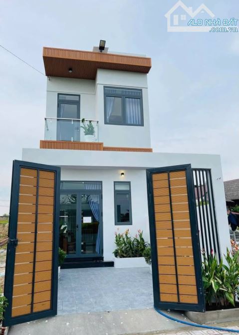 Bán nhà 1 trệt 1 lầu mt ngay chợ Viêt Kiều Củ Chi Diện tích 126m2 shr